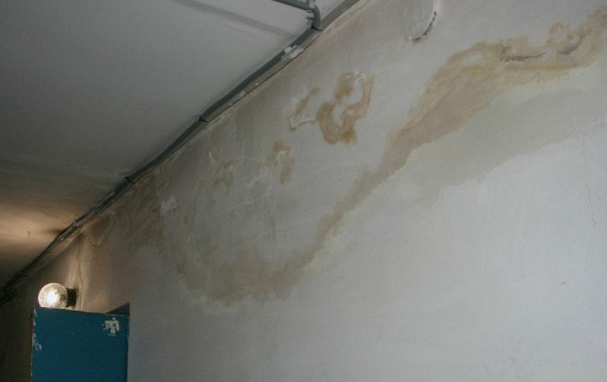 Чем опасны протечки труб в стенах и как их предотвратить?
